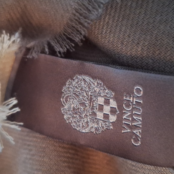 NWT Vince Camuto Large 26" X 76"  Beautiful Soft Scarf - Picture 5 of 9